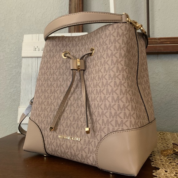 Michael Kors Handbags - Beautiful Mk bucket shoulder bag